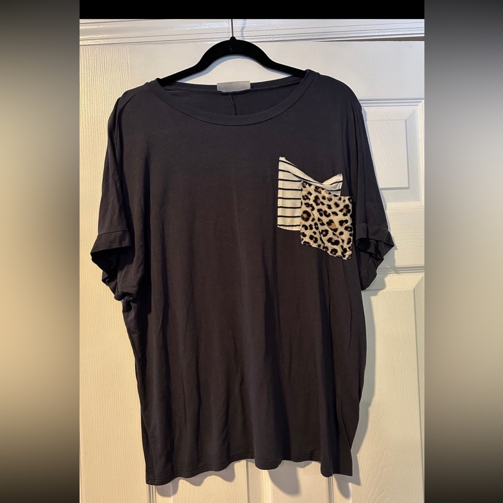 Boutique Women's Short Sleeve Striped/Leopard Pocket Tee Size Large